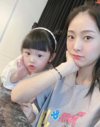 Soyul và cô con gái 4 tuổi. Soyul và cô con gái 4 tuổi.