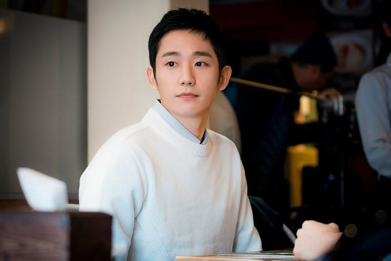 Jung Hae In đã có thể vượt qua những 'nỗi đau' của A Piece of Your Mind và có chút thời gian 'thả lỏng' khi tham gia D.P – một tác phẩm tương đối thành công. Nhưng nam diễn viên cũng không được yên ả bao lâu khi Snowdrop vừa lên sóng đã có nguy cơ phải 'biến mất'.