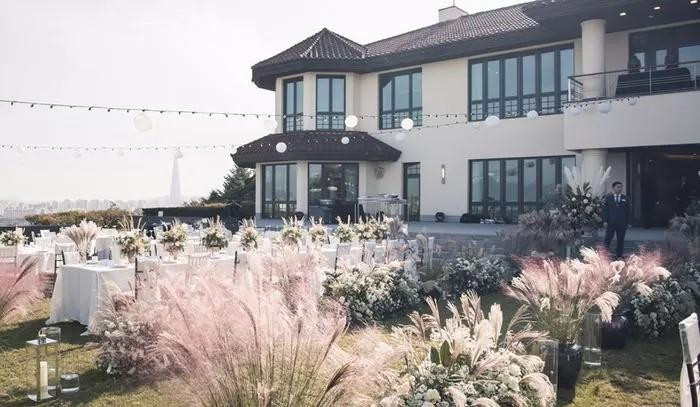 Aston House Weddings được coi là địa điểm đắt giá nhất cả về nghĩa đen lẫn nghĩa bóng cho một đám cưới được tổ chức ngoài trời, do vị trí đắc địa và cung cấp dịch vụ 'sang chảnh' nhất Hàn Quốc. Chỉ riêng chi phí để thuê được địa điểm này đã rơi vào khoảng 40 triệu KRW (tương đương 800 triệu VND). Aston House Weddings được coi là địa điểm đắt giá nhất cả về nghĩa đen lẫn nghĩa bóng cho một đám cưới được tổ chức ngoài trời, do vị trí đắc địa và cung cấp dịch vụ 'sang chảnh' nhất Hàn Quốc. Chỉ riêng chi phí để thuê được địa điểm này đã rơi vào khoảng 40 triệu KRW (tương đương 800 triệu VND).