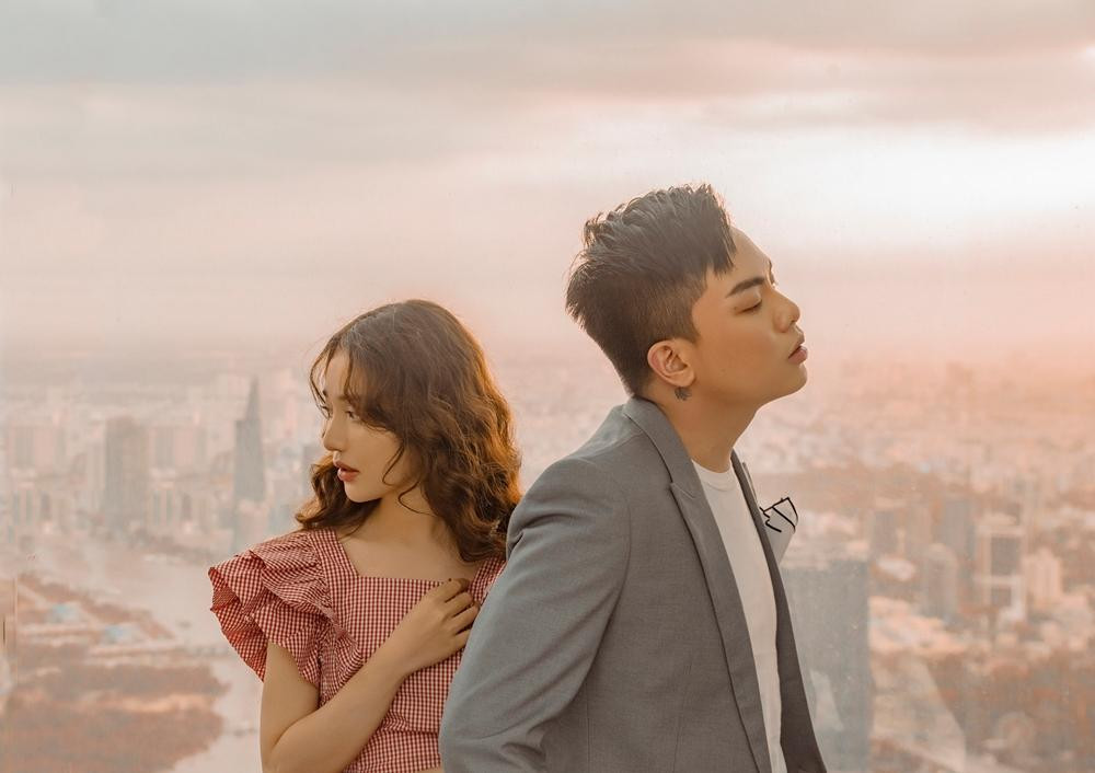 Hoàng Duyên và nhạc sĩ Hứa Kim Tuyền Hoàng Duyên và nhạc sĩ Hứa Kim Tuyền