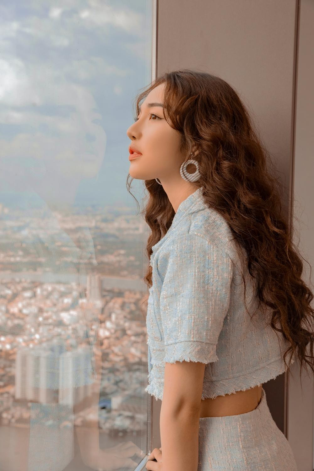 "Tôi nhận ra âm nhạc là hạnh phúc lớn nhất của mình, nên tôi cũng chưa bao giờ lăn tăn việc mình sẽ là cái bóng của bất cứ ai". "Tôi nhận ra âm nhạc là hạnh phúc lớn nhất của mình, nên tôi cũng chưa bao giờ lăn tăn việc mình sẽ là cái bóng của bất cứ ai".