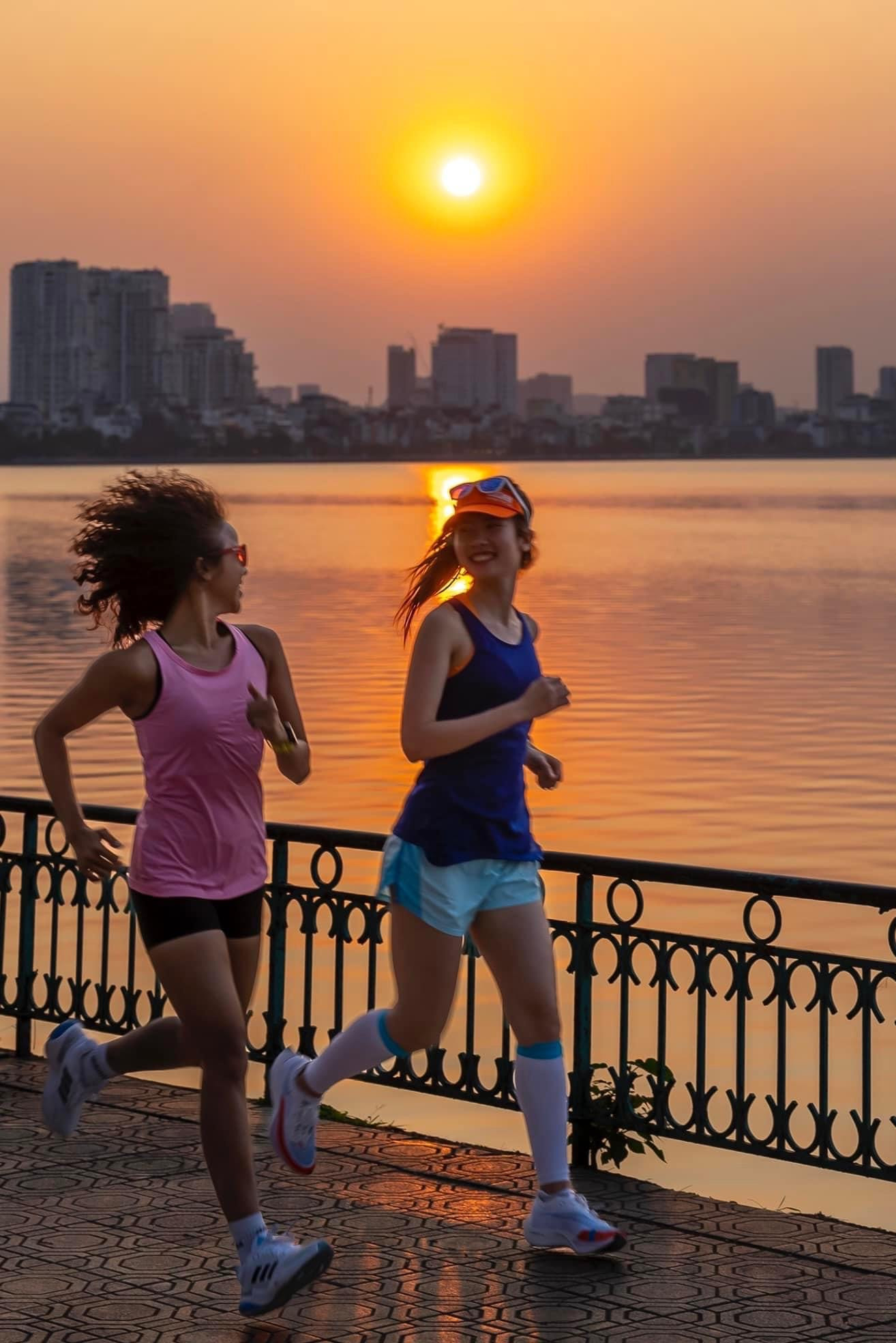 Điều mà cô nàng runner 'hot girl 9X' này yêu thích ở chạy bộ là "sức khỏe" và "bạn bè". Bế Thanh Nhàn chia sẻ thêm: "Vốn dĩ là dân văn phòng, ít vận động, thường xuyên đau lưng, rồi ốm vặt mỗi khi trái gió trở trời cộng với việc hay mất ngủ do áp lực công việc nên sức khỏe của mình xuống cấp trầm trọng... Và chạy bộ đã làm thay đổi toàn bộ cuộc sống của mình. Chỉ sau hai tháng, mình đã thấy sự thay đổi ngoạn mục về sức khỏe, cơ thể nhanh nhẹn, hoạt bát, tinh thần luôn vui vẻ, đặc biệt là ngủ rất ngon sau những buổi chạy". Đối với Nhàn: "Runners bốn bể đều là anh em một nhà. Chỉ cần bạn xỏ một đôi giầy, chạy ra ngoài công viên hay bất cứ đâu có nhiều người tập thể dục, chỉ mất 3 giây để có thêm một người bạn mới. Từ ngày đi chạy, mình đã gặp được rất nhiều anh chị em runner khắp nơi. Khi bạn và tôi cùng chung đam mê, mọi khoảng cách gần như không còn, chỉ còn những lời động viên, chia sẻ làm sao để chạy được tốt hơn mà thôi".