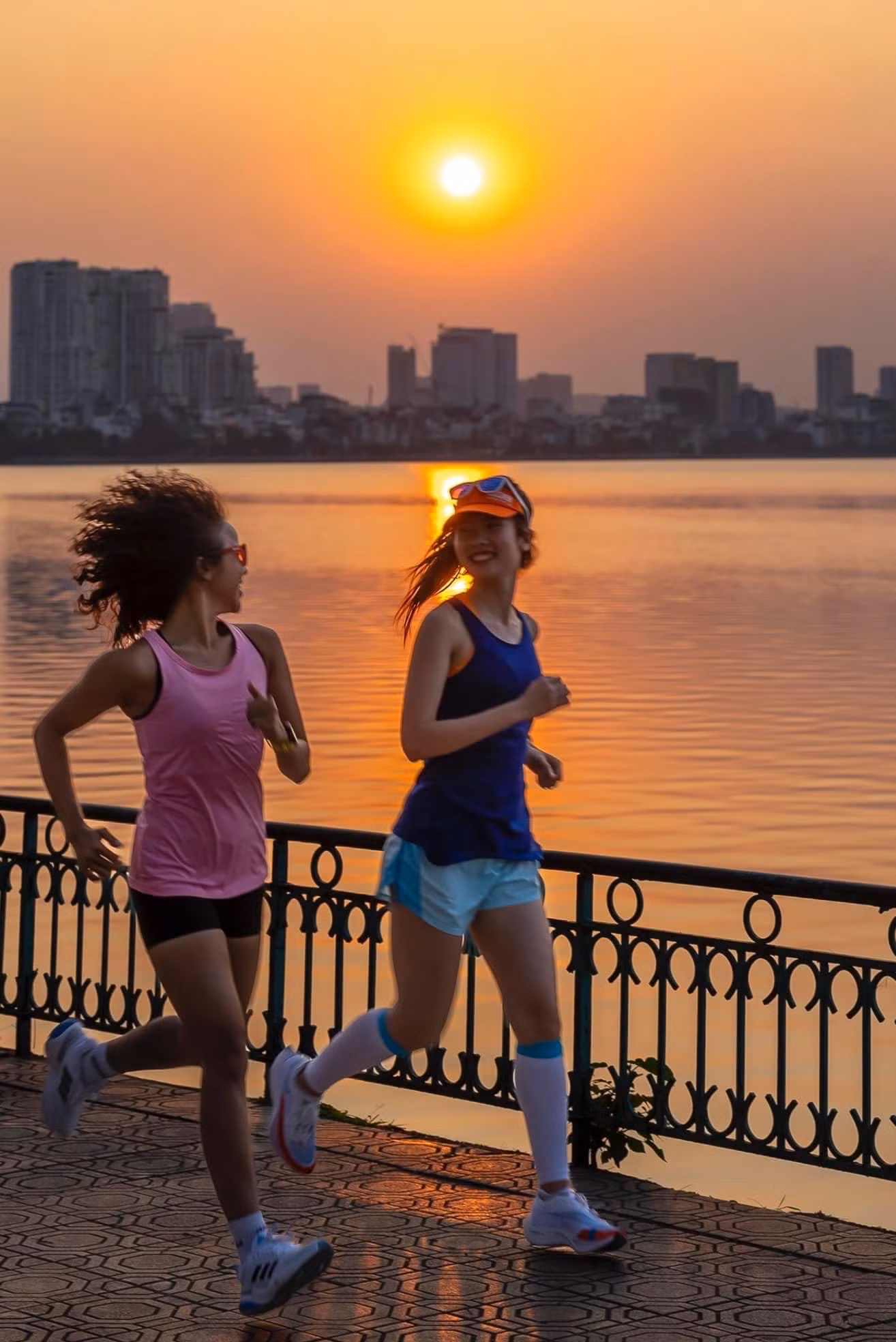 Điều mà cô nàng runner 'hot girl 9X' này yêu thích ở chạy bộ là "sức khỏe" và "bạn bè". Bế Thanh Nhàn chia sẻ thêm: "Vốn dĩ là dân văn phòng, ít vận động, thường xuyên đau lưng, rồi ốm vặt mỗi khi trái gió trở trời cộng với việc hay mất ngủ do áp lực công việc nên sức khỏe của mình xuống cấp trầm trọng... Và chạy bộ đã làm thay đổi toàn bộ cuộc sống của mình. Chỉ sau hai tháng, mình đã thấy sự thay đổi ngoạn mục về sức khỏe, cơ thể nhanh nhẹn, hoạt bát, tinh thần luôn vui vẻ, đặc biệt là ngủ rất ngon sau những buổi chạy". Đối với Nhàn: "Runners bốn bể đều là anh em một nhà. Chỉ cần bạn xỏ một đôi giầy, chạy ra ngoài công viên hay bất cứ đâu có nhiều người tập thể dục, chỉ mất 3 giây để có thêm một người bạn mới. Từ ngày đi chạy, mình đã gặp được rất nhiều anh chị em runner khắp nơi. Khi bạn và tôi cùng chung đam mê, mọi khoảng cách gần như không còn, chỉ còn những lời động viên, chia sẻ làm sao để chạy được tốt hơn mà thôi".