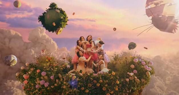 …và trong sáng, đầy màu sắc trong MV đầu tay.