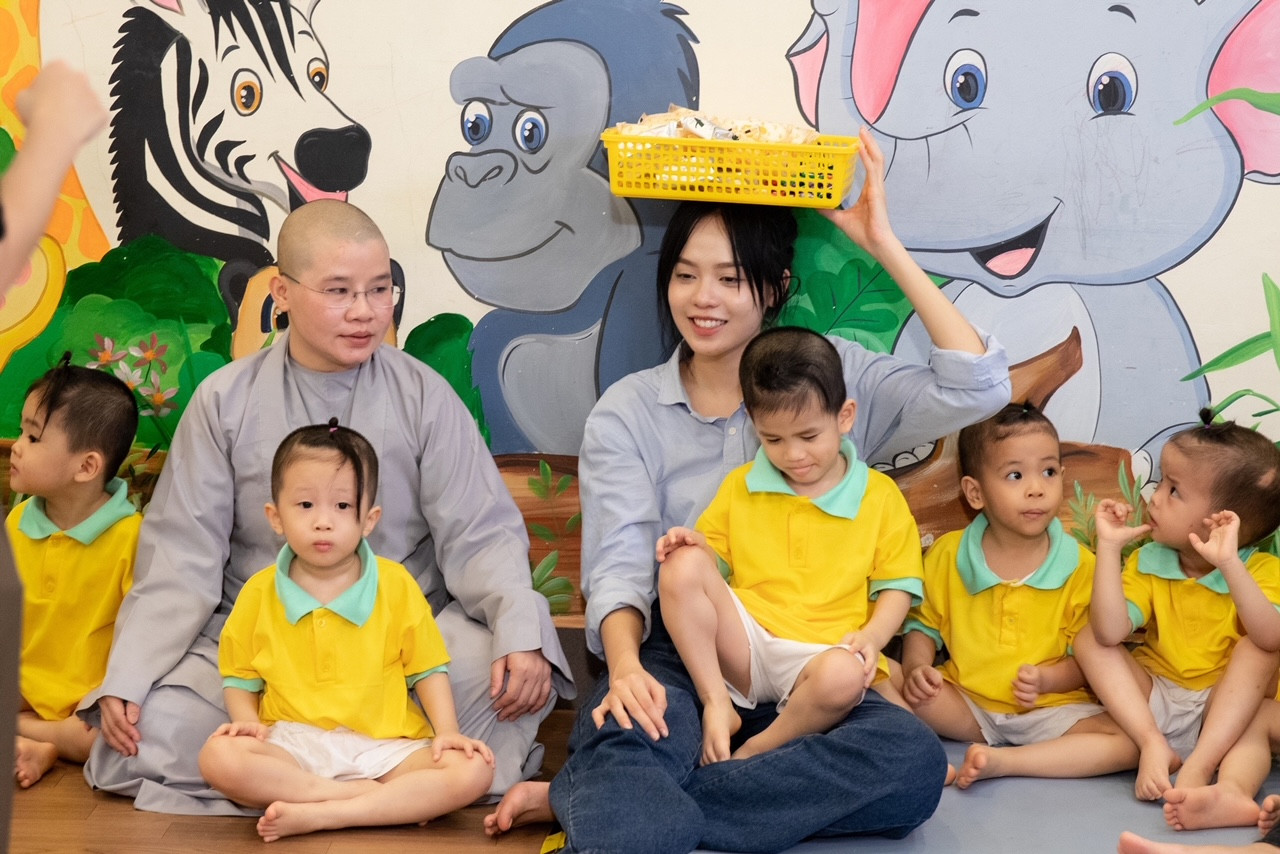 Hai thí sinh Lê Nguyễn Ngọc Hằng (SBD: 166) và Huỳnh Thị Thanh Thuỷ (SBD: 005) đến với Mái ấm Chúc Từ cùng tìm hiểu câu chuyện về ngôi nhà đặc biệt này. Nơi những mẹ bầu và trẻ sơ sinh không còn nơi nương tựa được sư cô Chúc Từ nhận nuôi dưỡng, chăm sóc miễn phí. Hai thí sinh Lê Nguyễn Ngọc Hằng (SBD: 166) và Huỳnh Thị Thanh Thuỷ (SBD: 005) đến với Mái ấm Chúc Từ cùng tìm hiểu câu chuyện về ngôi nhà đặc biệt này. Nơi những mẹ bầu và trẻ sơ sinh không còn nơi nương tựa được sư cô Chúc Từ nhận nuôi dưỡng, chăm sóc miễn phí.