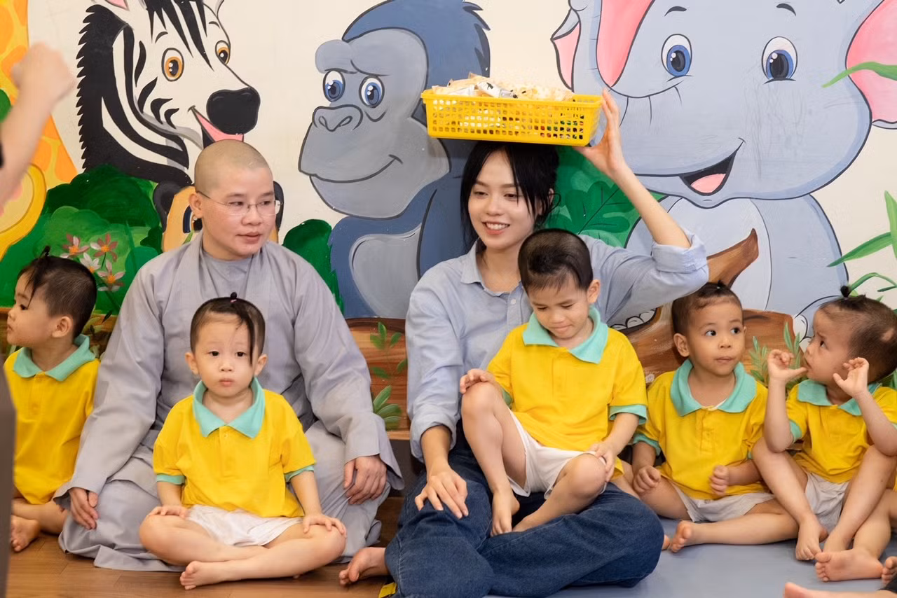 Hai thí sinh Lê Nguyễn Ngọc Hằng (SBD: 166) và Huỳnh Thị Thanh Thuỷ (SBD: 005) đến với Mái ấm Chúc Từ cùng tìm hiểu câu chuyện về ngôi nhà đặc biệt này. Nơi những mẹ bầu và trẻ sơ sinh không còn nơi nương tựa được sư cô Chúc Từ nhận nuôi dưỡng, chăm sóc miễn phí. Hai thí sinh Lê Nguyễn Ngọc Hằng (SBD: 166) và Huỳnh Thị Thanh Thuỷ (SBD: 005) đến với Mái ấm Chúc Từ cùng tìm hiểu câu chuyện về ngôi nhà đặc biệt này. Nơi những mẹ bầu và trẻ sơ sinh không còn nơi nương tựa được sư cô Chúc Từ nhận nuôi dưỡng, chăm sóc miễn phí.