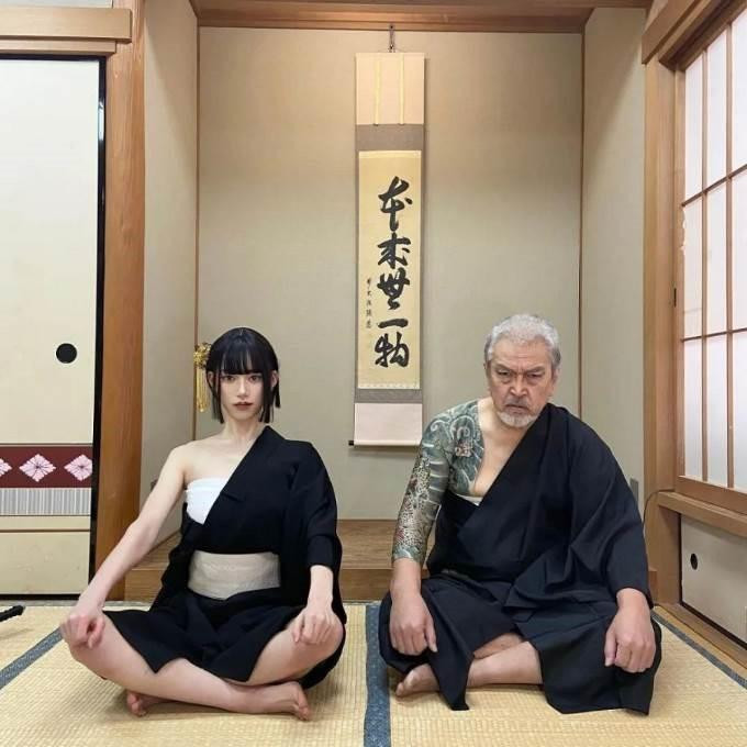 Người bố trong bộ trang phục 'underworld' đen, xăm nửa thân mình, khuôn mặt dữ tợn, nhưng thực tế lại là 'quản gia' của 'cô con gái rượu' 100%.