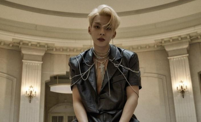 Chàng trai tóc vàng trong bức ảnh có nhiều nét tương đồng với Woo Jinyoung (D1CE).