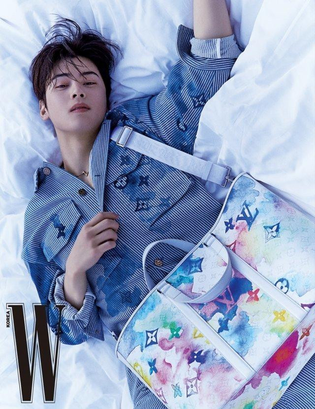 Cha Eun-Woo trên tạp chí W Korea số tháng Tư.