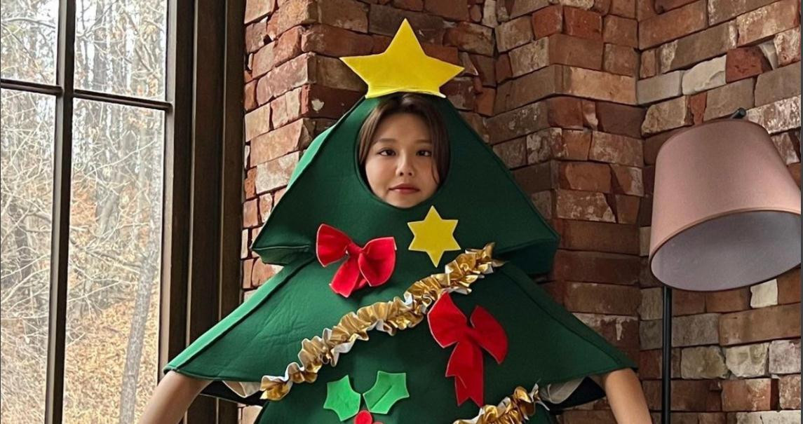 Đặc biệt nhất phải kể đến 'thánh hài' Sooyoung, Giáng sinh này 'nữ thần tượng' không cần mua cây thông nữa vì chính cô đã là một cây thông đáng yêu nhất rồi.