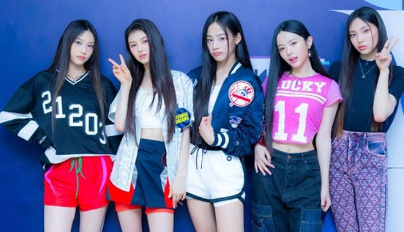 Theo bình luận từ cư dân mạng, đây không phải xu hướng hay những món đồ mà NewJeans tạo ra, nhưng chính nhóm đã khiến chúng trở thành xu hướng.