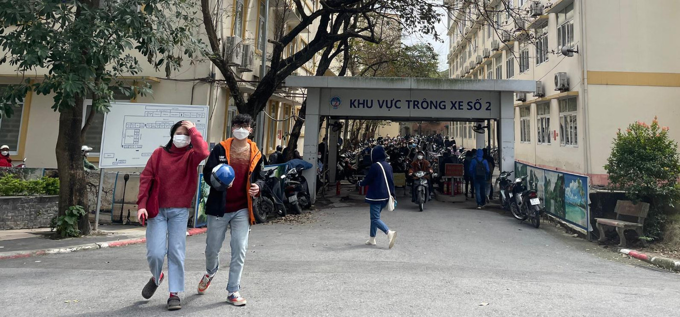 Rất lâu rồi mới thấy khu vực trông xe của trường ĐH Kinh tế Quốc dân mới nhộn nhịp bóng dáng sinh viên đến vậy. Rất lâu rồi mới thấy khu vực trông xe của trường ĐH Kinh tế Quốc dân mới nhộn nhịp bóng dáng sinh viên đến vậy.