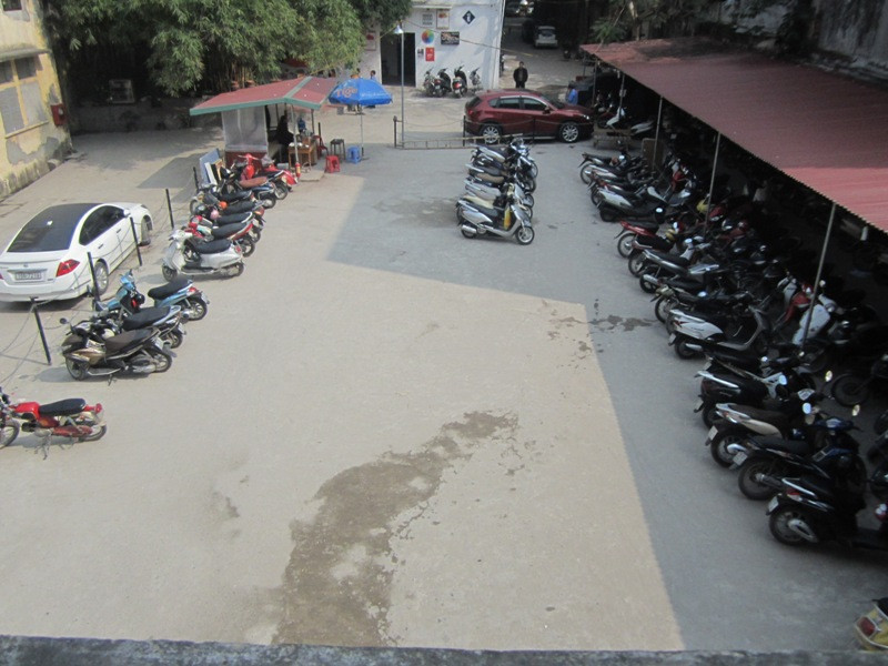 Bãi đỗ xe cũng vắng tanh