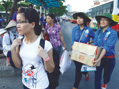 Sĩ tử lên thành phố được sinh viên tình nguyện Thủ đô nhiệt tình giúp đỡ. Ảnh: Ngọc Châu