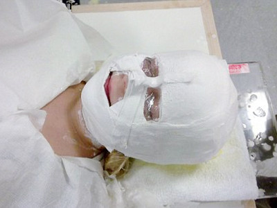 Bác sĩ phẫu thuật cho Enna Stephens 