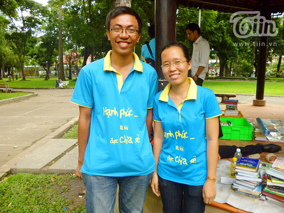 Bạn Võ Thanh Tài và một bạn thành viên khác với chiếc áo slogan của CLB