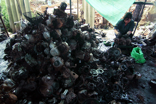 Một người phụ nữ đang phá máy để lấy đồ tại Tề Lỗ