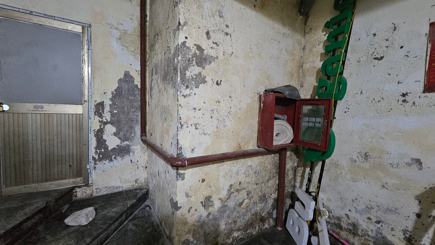 Tòa nhà SICO xuống cấp nghiêm trọng, hệ thống PCCC khá sơ sài, không được bảo dưỡng thường xuyên tiềm ẩn nhiều nguy cơ mất an toàn PCCC. Tòa nhà SICO xuống cấp nghiêm trọng, hệ thống PCCC khá sơ sài, không được bảo dưỡng thường xuyên tiềm ẩn nhiều nguy cơ mất an toàn PCCC.