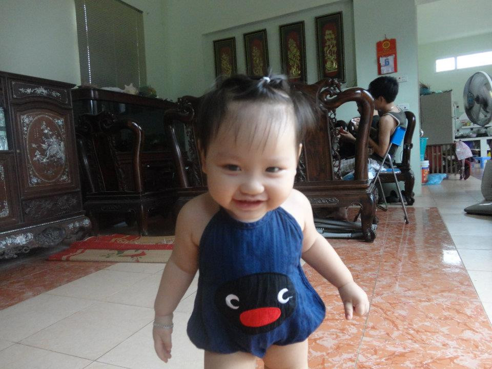 Mới mấy tháng trước thôi, Teddy trông y hệt một cu cậu ấy! Bây giờ thì Teddy cũng váy, cũng kẹp tóc, cũng "sexy" như ai!