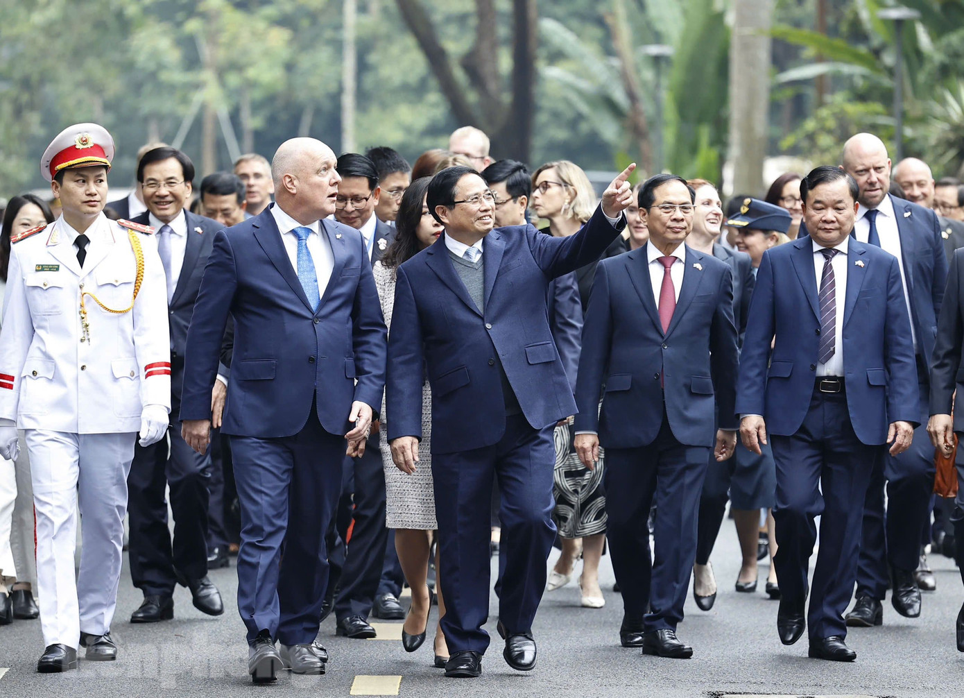 Hai Thủ tướng và các quan chức cấp cao hai nước tiến vào phòng hội đàm. (Ảnh: Như Ý) Hai Thủ tướng và các quan chức cấp cao hai nước tiến vào phòng hội đàm. (Ảnh: Như Ý)