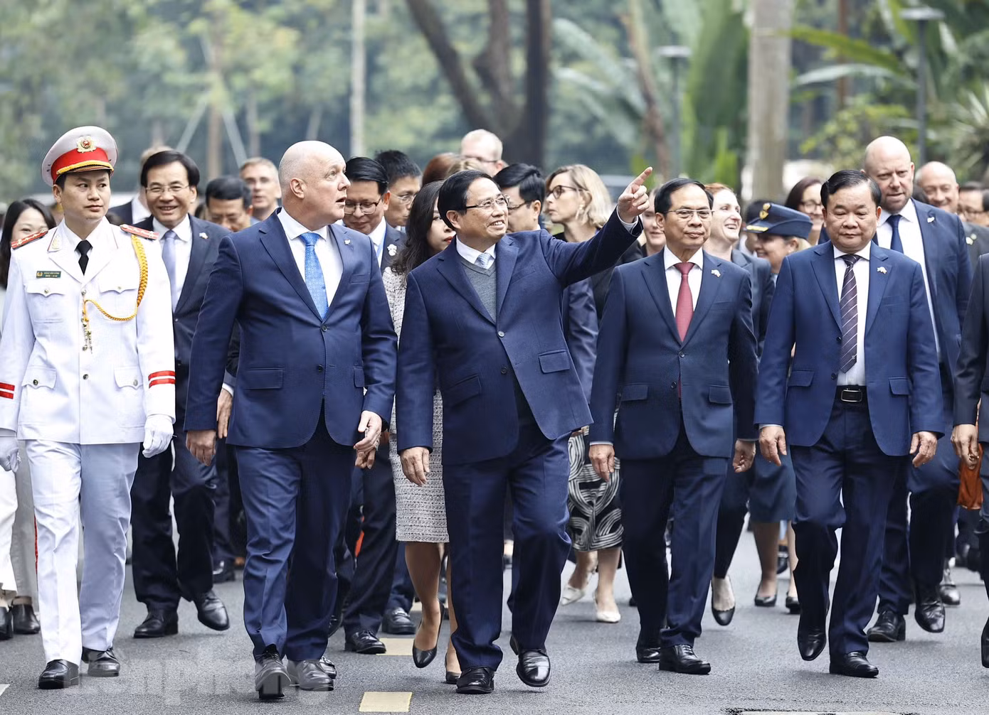 Hai Thủ tướng và các quan chức cấp cao hai nước tiến vào phòng hội đàm. (Ảnh: Như Ý)
