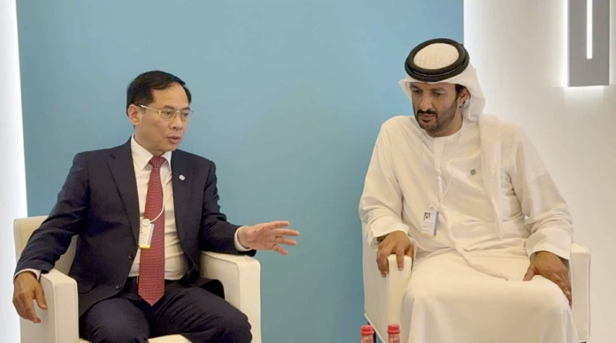 Phó Thủ tướng, Bộ trưởng Ngoại giao Bùi Thanh Sơn tiếp Bộ trưởng Kinh tế UAE Abdullah bin Touq Al Marri. (Ảnh: VGP)