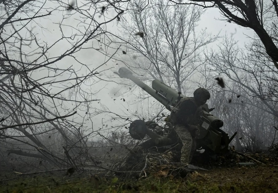 Lính Ukraine khai hỏa D-30 ở chiến trường Zaporizhzhia ngày 11/1. (Ảnh: Reuters) Lính Ukraine khai hỏa D-30 ở chiến trường Zaporizhzhia ngày 11/1. (Ảnh: Reuters)