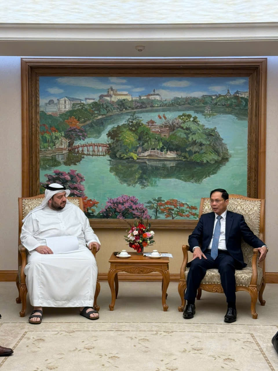 Phó Thủ tướng, Bộ trưởng Ngoại giao Bùi Thanh Sơn tiếp Bộ trưởng Đầu tư UAE Mohamed Alsuwaidi. (Ảnh: Mofa)
