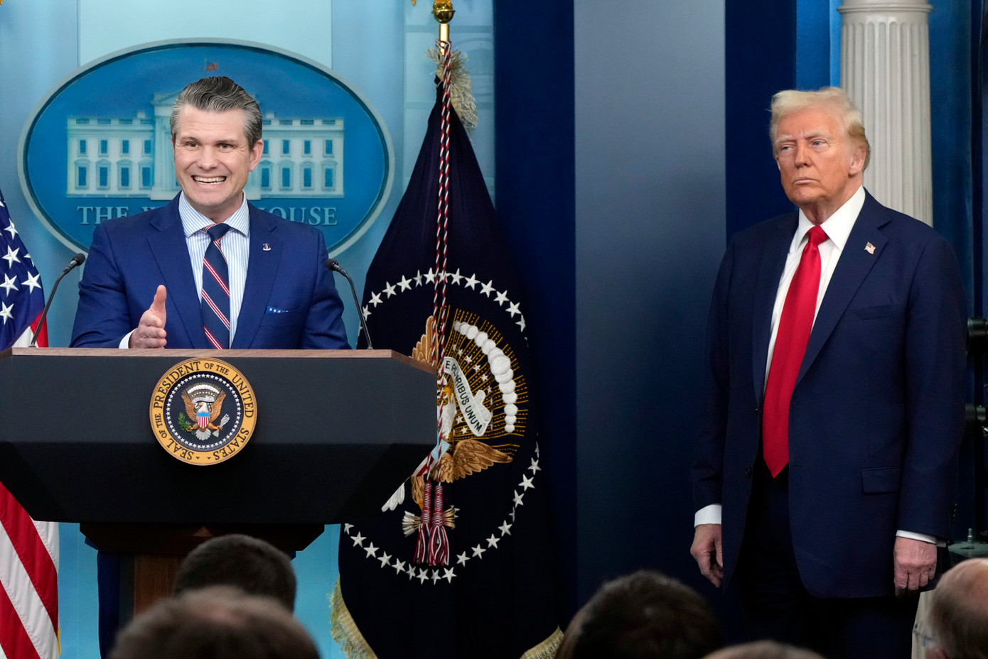 Tổng thống Donald Trump đứng cạnh khi Bộ trưởng Quốc phòng Pete Hegseth phát biểu ngày 30/1. (Ảnh: AP) Tổng thống Donald Trump đứng cạnh khi Bộ trưởng Quốc phòng Pete Hegseth phát biểu ngày 30/1. (Ảnh: AP)