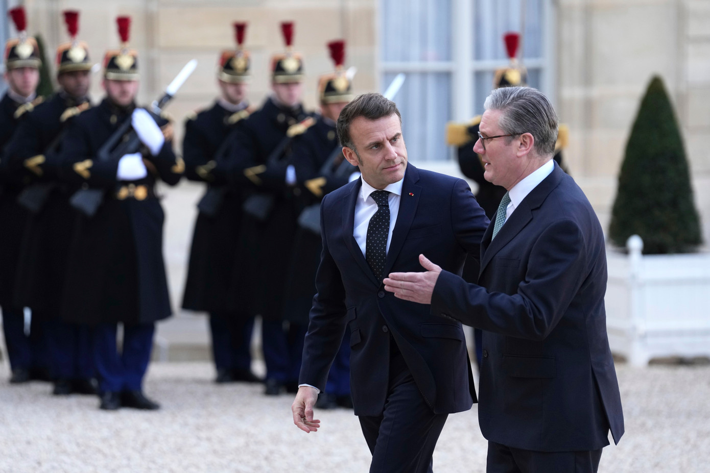 Tổng thống Pháp Emmanuel Macron đón Thủ tướng Anh Keir Starmer đến dự hội nghị bất thường của các lãnh đạo châu Âu ở Paris, ngày 17/2. (Ảnh: AP)