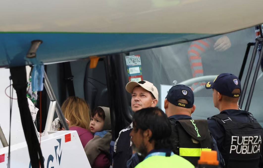 Nhóm người bị Mỹ trục xuất đến Costa Rica, ngày 20/2. (Ảnh: Reuters) Nhóm người bị Mỹ trục xuất đến Costa Rica, ngày 20/2. (Ảnh: Reuters)