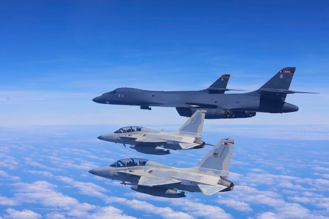 Hai máy bay chiến đấu FA-50 của Không quân Philippines bay cùng hai máy bay ném bom B-1 của Không quân Mỹ trong cuộc tuần tra và huấn luyện chung trên Biển Đông, ngày 4/2. (Ảnh: Không quân Philippines)