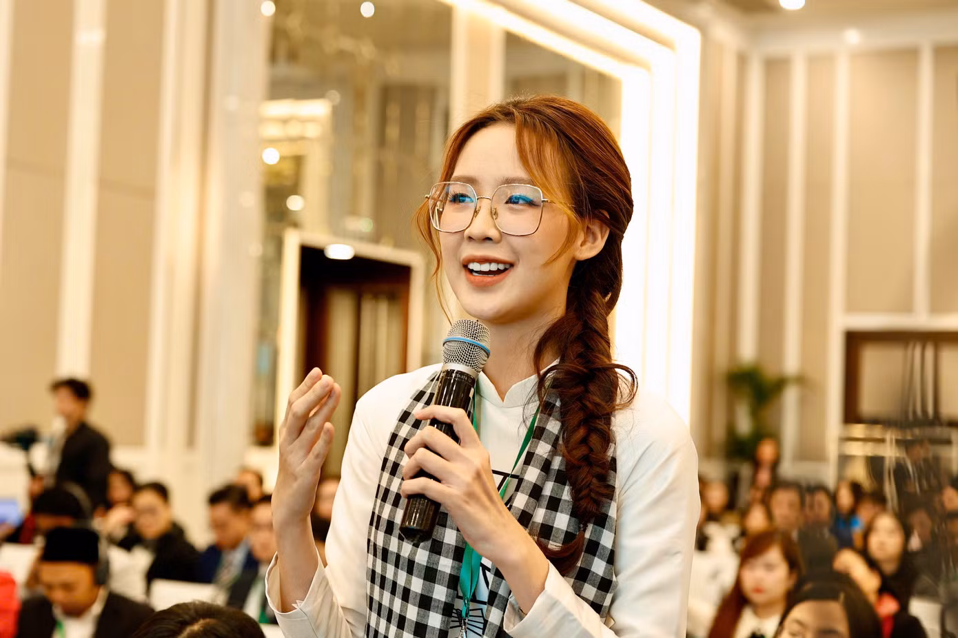 Hoa hậu Liên lục địa 2022 Lê Nguyễn Bảo Ngọc đặt câu hỏi cho các nhà lãnh đạo. (Ảnh: Như Ý)