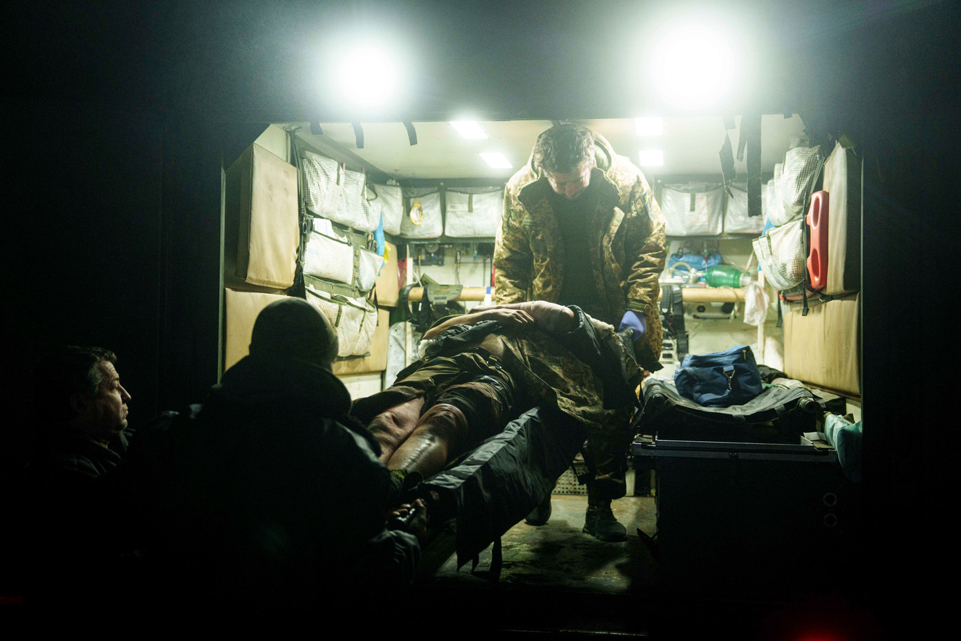 Các quân y Ukraine thuộc Lữ đoàn 59 khiêng người lính bị thương ở chiến trường Pokrovsk ngày 29/1. (Ảnh AP)