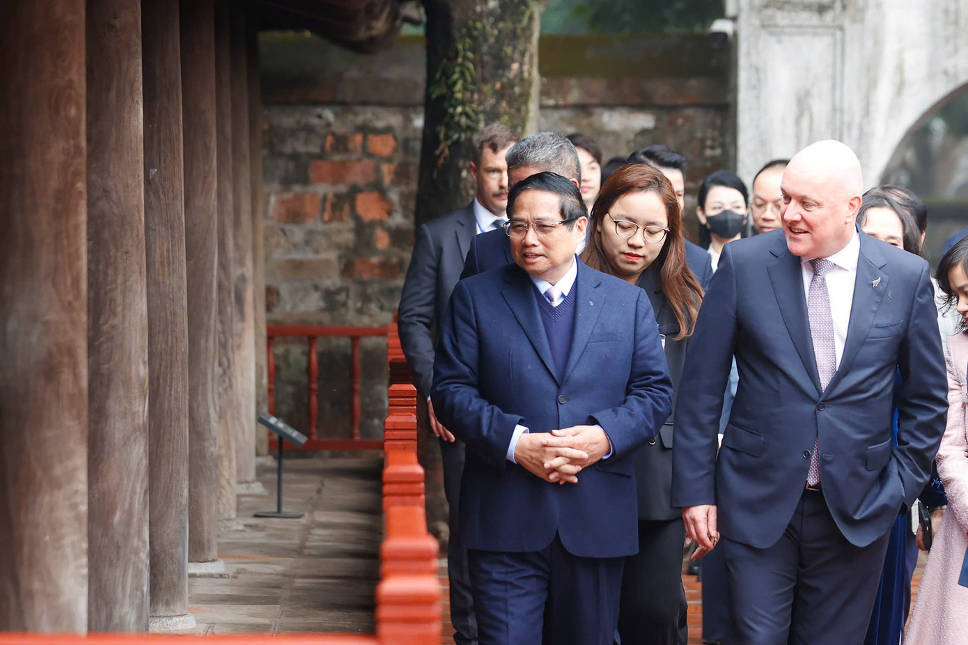 Thủ tướng Phạm Minh Chính cùng Thủ tướng New Zealand Christopher Luxon nghe giới thiệu về các bia tiến sĩ đặt trên mai rùa. (Ảnh: Nhật Bắc)