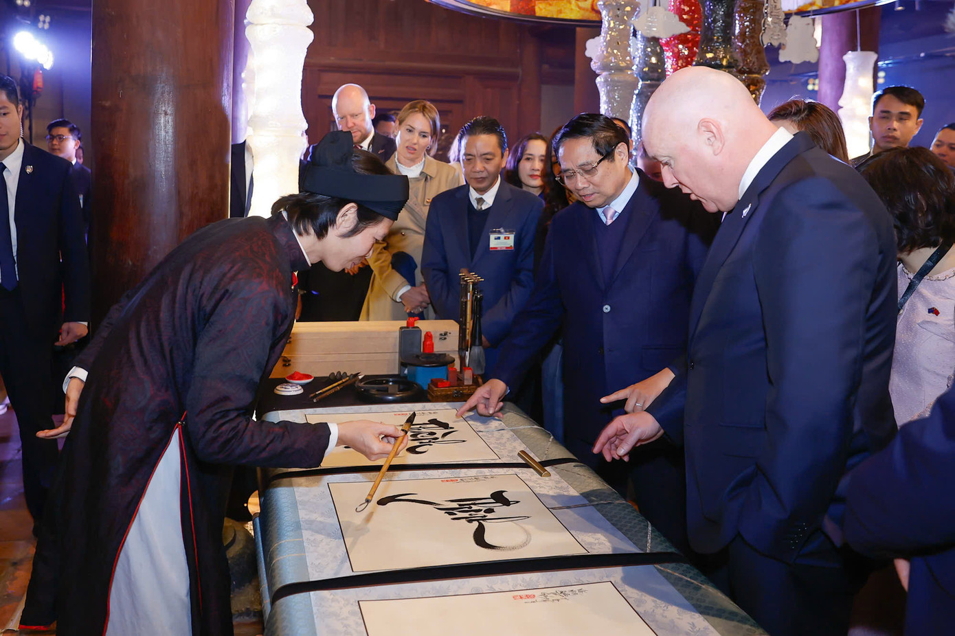 Hai Thủ tướng xem viết thư pháp. (Ảnh: Nhật Bắc)