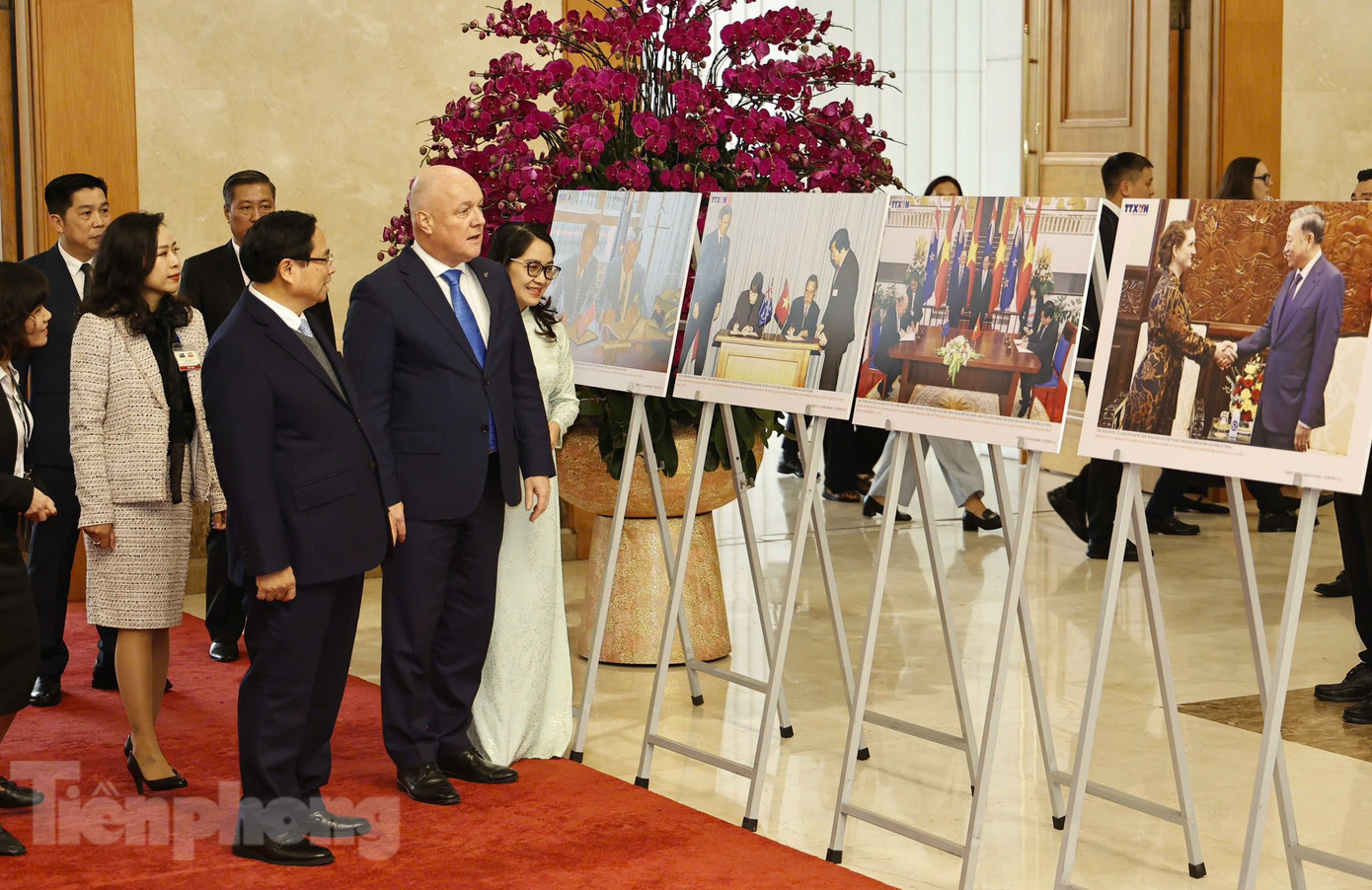 Hai Thủ tướng cùng xem những bức ảnh ghi lại dấu mốc quan trọng trong quan hệ song phương . (Ảnh: Như Ý) Hai Thủ tướng cùng xem những bức ảnh ghi lại dấu mốc quan trọng trong quan hệ song phương . (Ảnh: Như Ý)