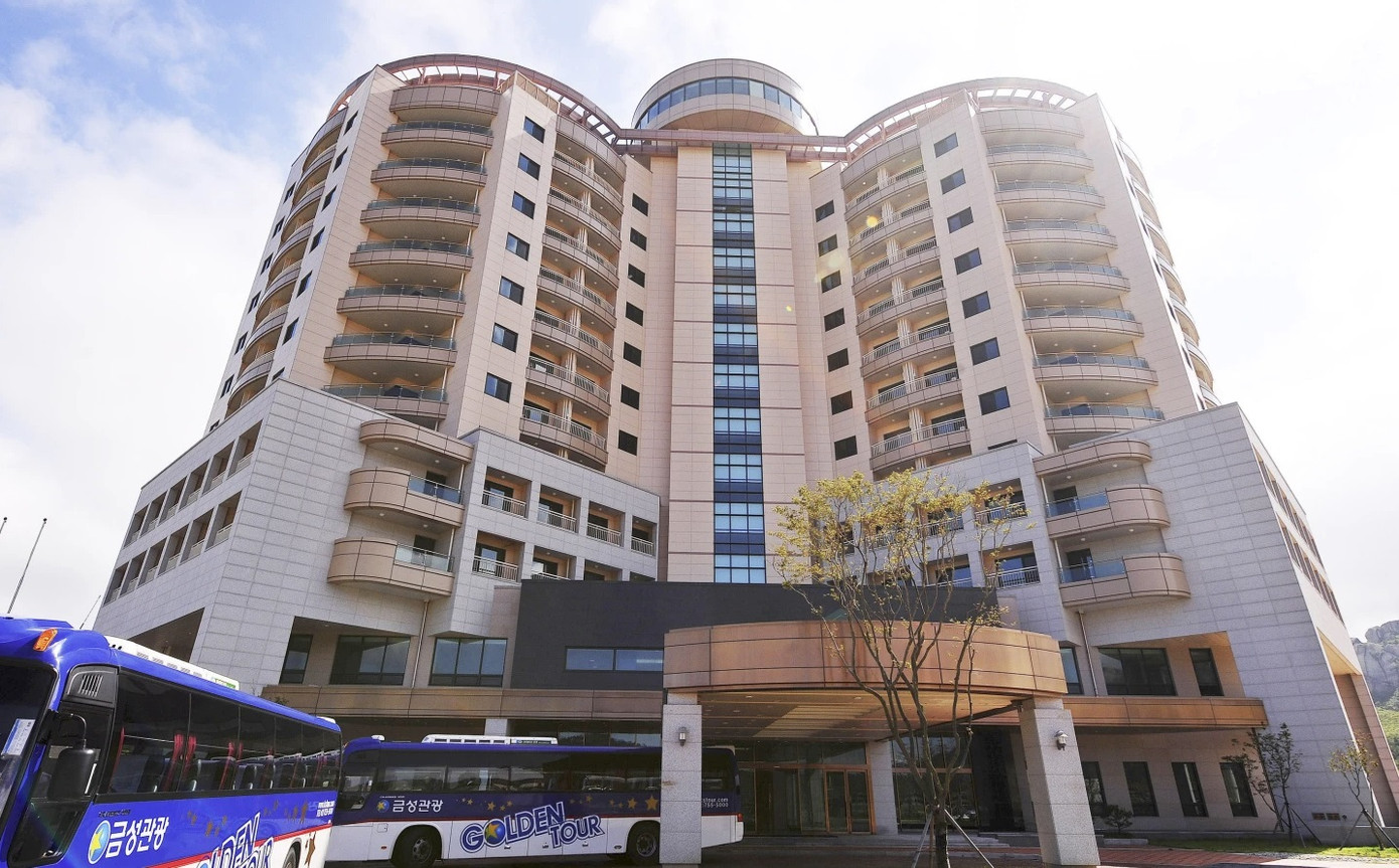 Tòa nhà tổ chức các cuộc gặp gia đình ly tán từ chiến tranh Triều Tiên. (Ảnh: AP) Tòa nhà tổ chức các cuộc gặp gia đình ly tán từ chiến tranh Triều Tiên. (Ảnh: AP)