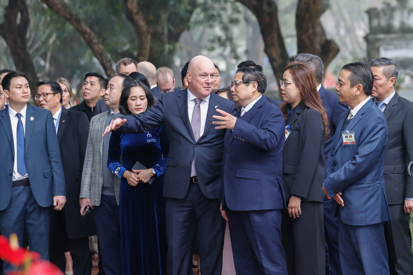 Thủ tướng Phạm Minh Chính cùng Thủ tướng New Zealand Christopher Luxon nghe giới thiệu và trò chuyện về Văn Miếu - Quốc Tử Giám. (Ảnh: Nhật Bắc)