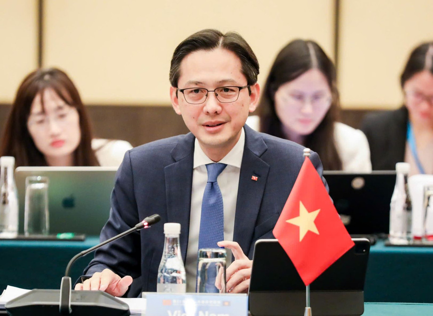 Thứ trưởng Bộ Ngoại giao Đỗ Hùng Việt phát biểu tại cuộc họp. (Ảnh: Mofa) Thứ trưởng Bộ Ngoại giao Đỗ Hùng Việt phát biểu tại cuộc họp. (Ảnh: Mofa)