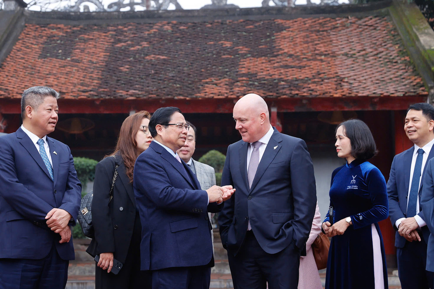 Thủ tướng Phạm Minh Chính cùng Thủ tướng New Zealand Christopher Luxon trò chuyện trong khu di tích. (Ảnh: Nhật Bắc)