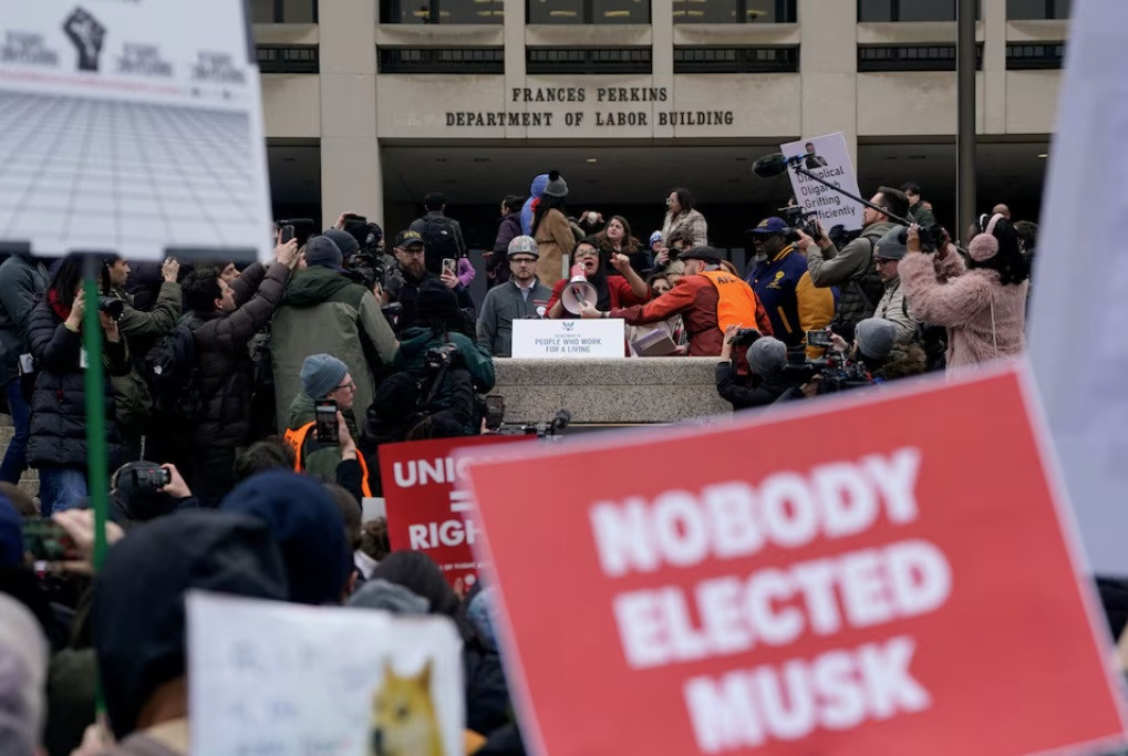 Biểu tình phản đối các chương trình của Tổng thống Trump và tỷ phú Elon Musk ở Washington, ngày 5/2. (Ảnh: Reuters) Biểu tình phản đối các chương trình của Tổng thống Trump và tỷ phú Elon Musk ở Washington, ngày 5/2. (Ảnh: Reuters)