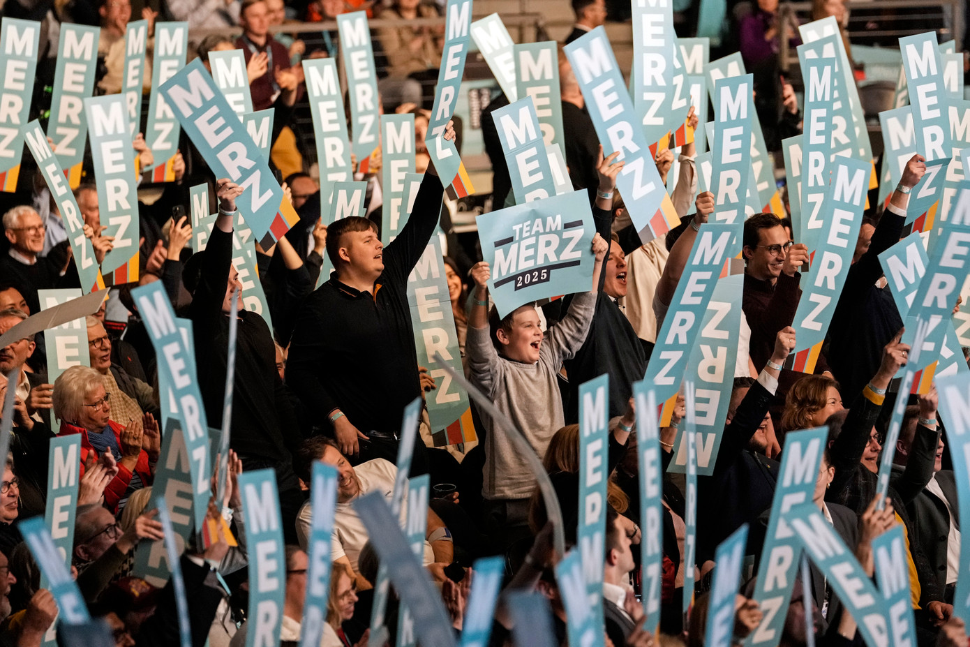 Những người ủng hộ CDU chào mừng ứng cử viên hàng đầu cho vị trí thủ tướng Friedrich Merz tại sự kiện vận động tranh cử của Liên minh Dân chủ Cơ đốc giáo tại Oberhausen, ngày 21/2. (Ảnh: AP) Những người ủng hộ CDU chào mừng ứng cử viên hàng đầu cho vị trí thủ tướng Friedrich Merz tại sự kiện vận động tranh cử của Liên minh Dân chủ Cơ đốc giáo tại Oberhausen, ngày 21/2. (Ảnh: AP)