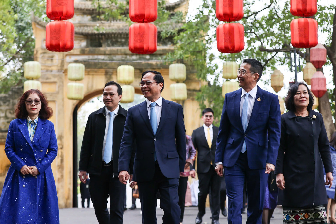 Phó Thủ tướng, Bộ trưởng Ngoại giao Bùi Thanh Sơn và Phu nhân cùng Bộ trưởng Ngoại giao Thái Lan Maris Sangiampongsa và Phu nhân đến thăm Hoàng thành Thăng Long. (Ảnh: Nhật Minh)