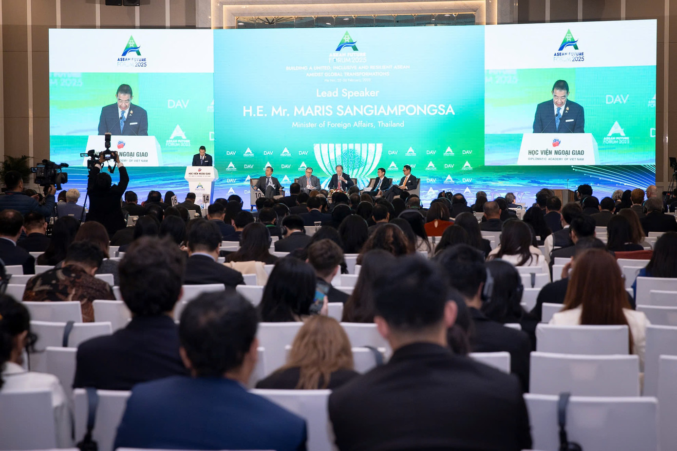 Đông đảo chuyên gia và đại biểu tham dự phiên thảo luận. (Ảnh: Như Ý)