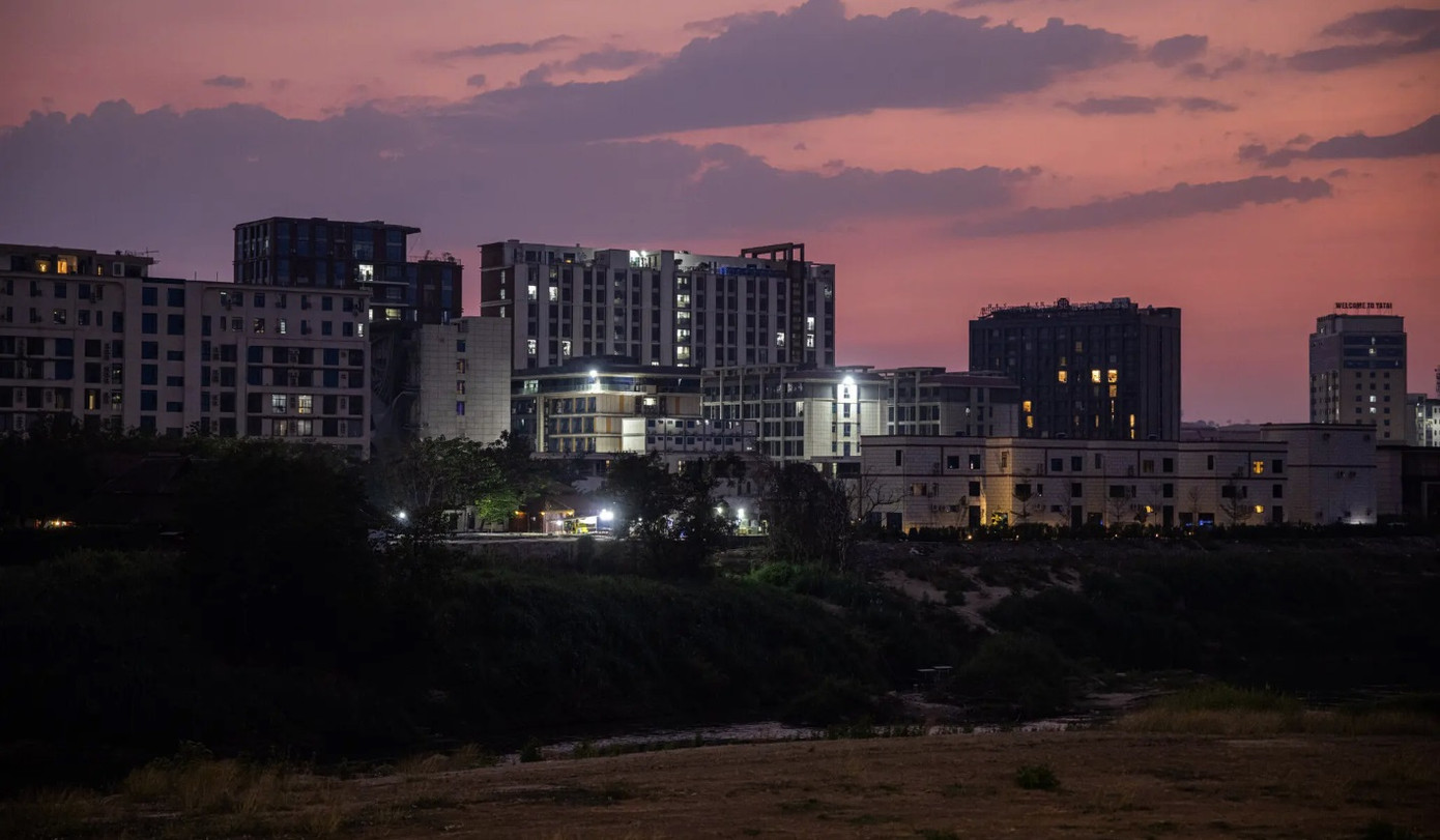 Nơi tập trung của các băng nhóm lừa đảo ở Myanmar nhìn từ phía Thái Lan. (Ảnh: NYT)