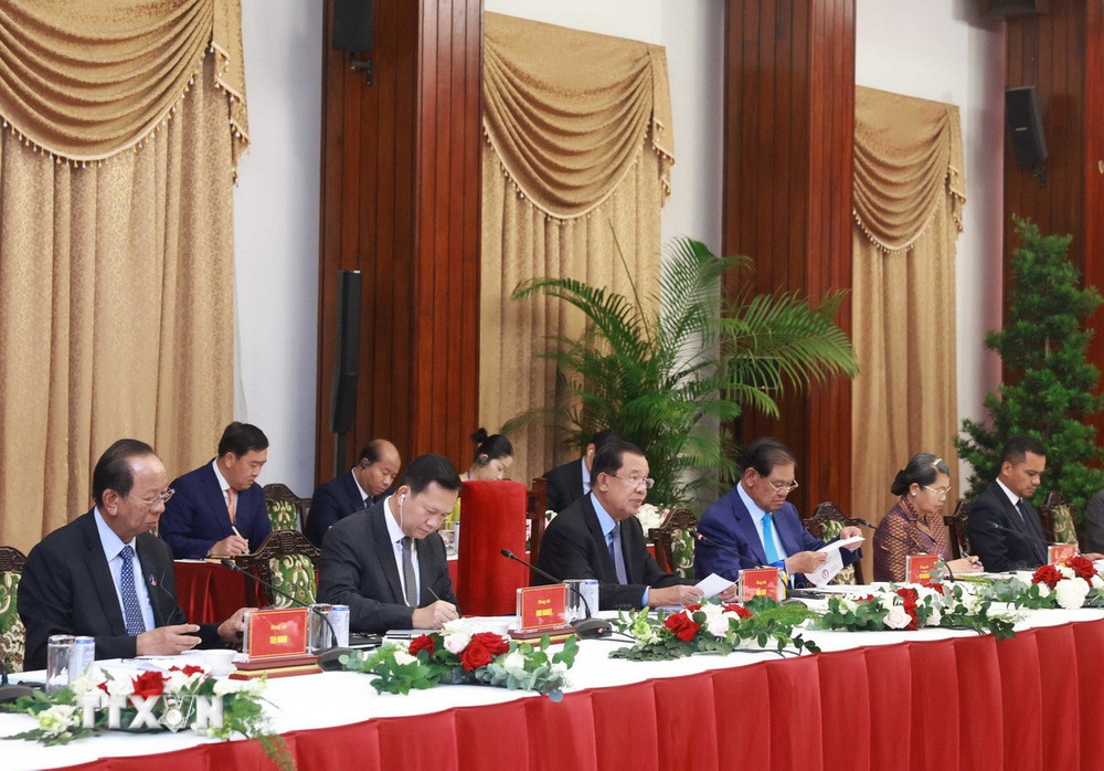 Chủ tịch CPP Hun Sen, Thủ tướng Campuchia Hun Manet và các quan chức cấp cao Campuchia tại cuộc gặp. (Ảnh: TTXVN)