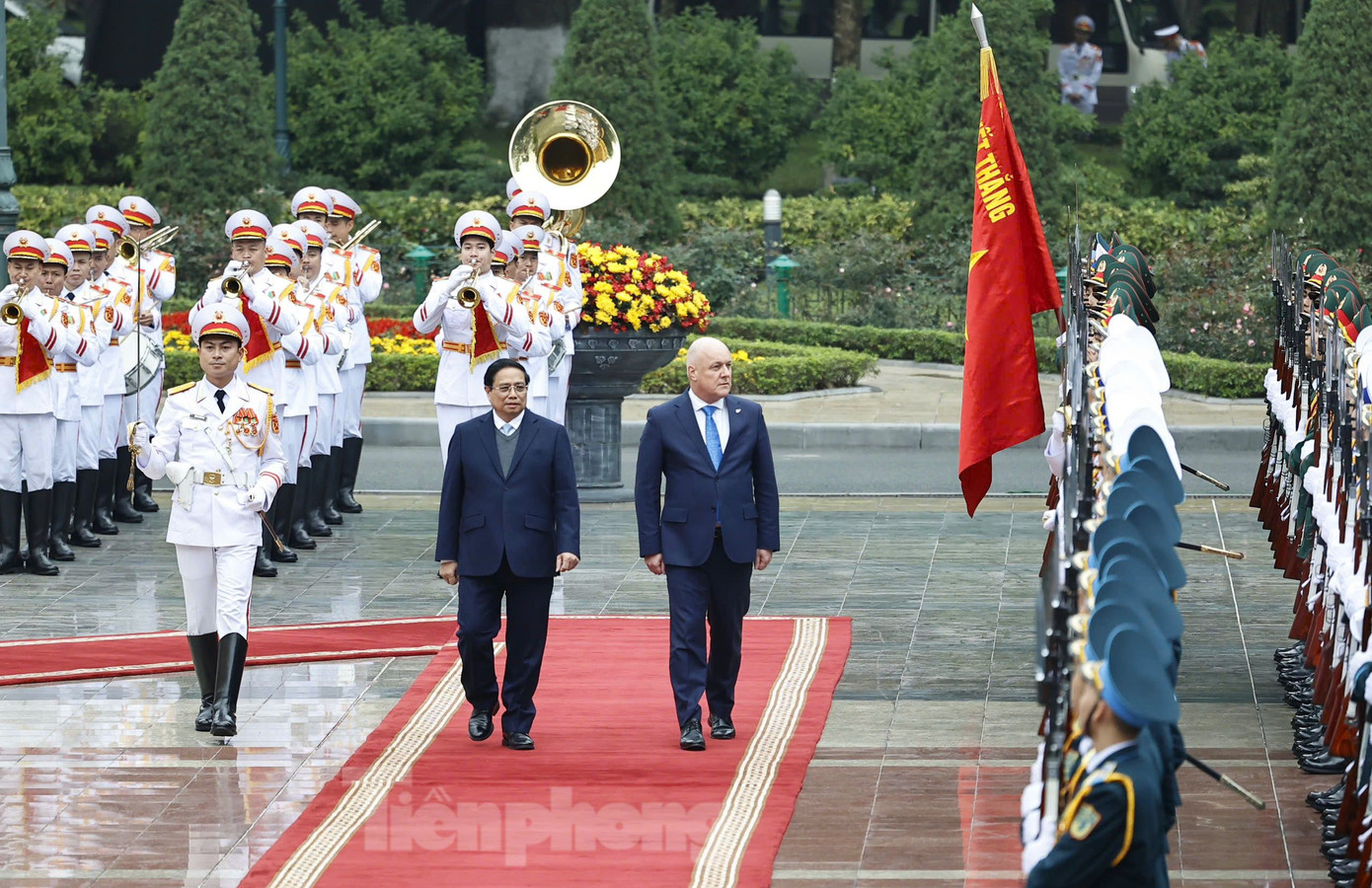 Hai Thủ tướng duyệt đội danh dự. (Ảnh: Như Ý) Hai Thủ tướng duyệt đội danh dự. (Ảnh: Như Ý)