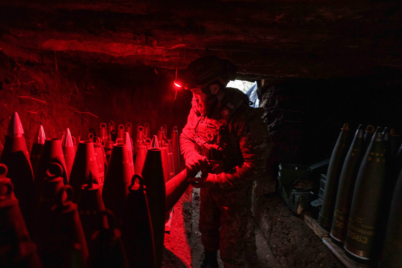 Lính Ukraine thuộc Lữ đoàn pháo binh 148 chuẩn bị đạn pháo 155mm cho pháo tự hành M777 ở Velyka Novosilka, ngày 26/1. (Ảnh AP)