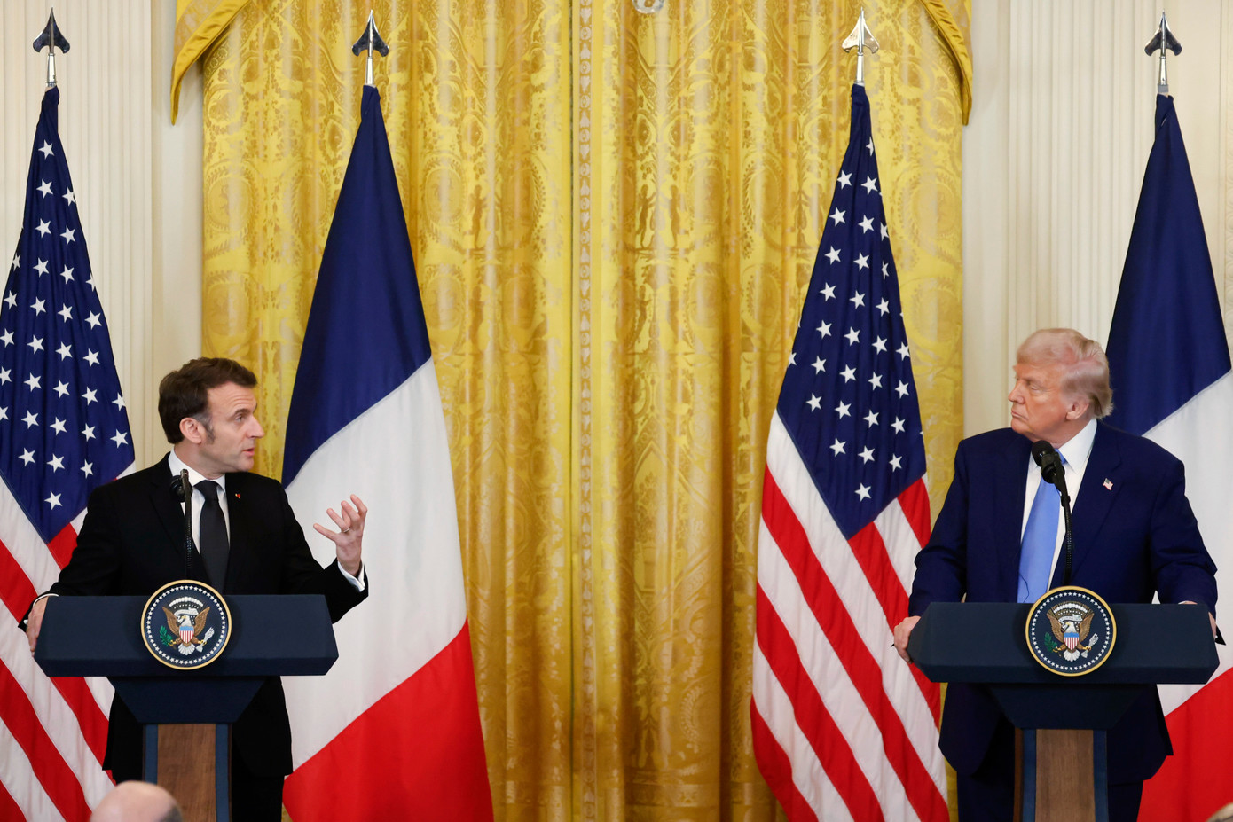 Tổng thống Mỹ Donald Trump và người đồng cấp Pháp Emmanuel Macron trong cuộc họp báo chung, ngày 24/2. (Ảnh: AP)